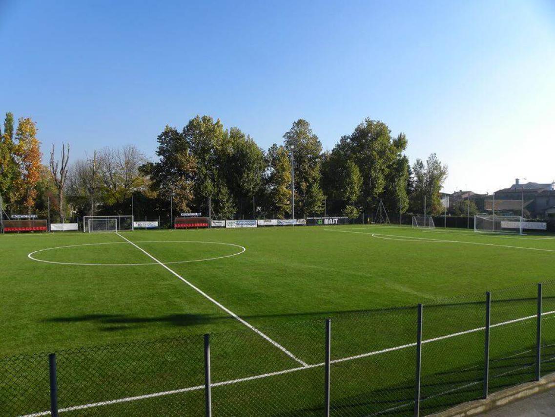 brescia-calvisano-durante-gli-scorsi-caldissimi-mesi-a-calvisano-spuntato-un-campo-di-calcio-stupendamente-verde