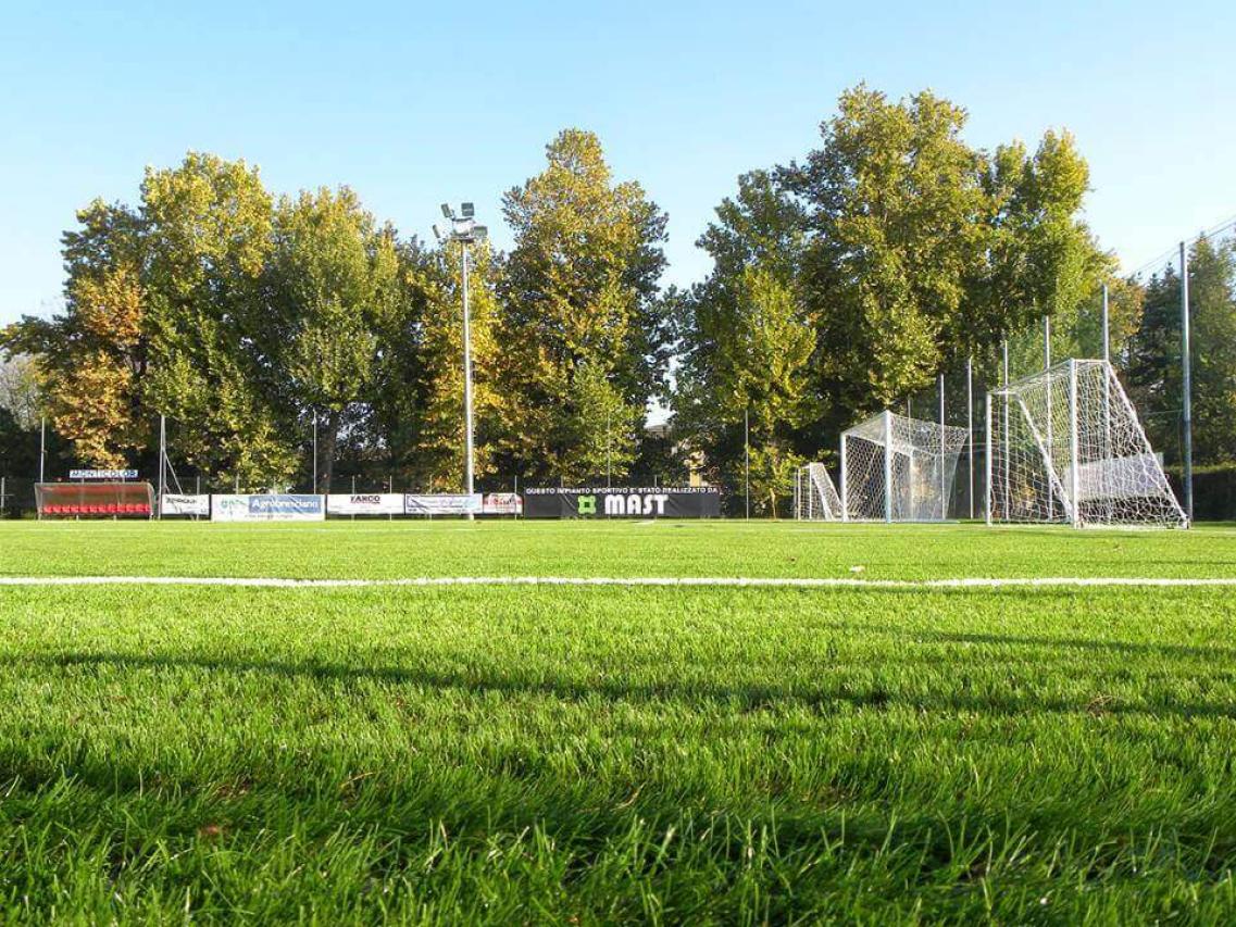 brescia-calvisano-durante-gli-scorsi-caldissimi-mesi-a-calvisano-spuntato-un-campo-di-calcio-stupendamente-verde_01