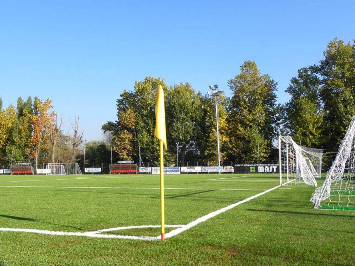 brescia-calvisano-durante-gli-scorsi-caldissimi-mesi-a-calvisano-spuntato-un-campo-di-calcio-stupendamente-verde_02