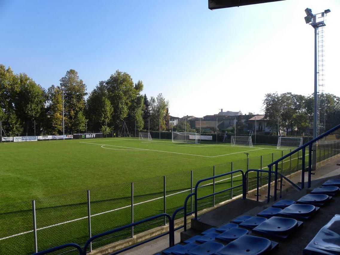 brescia-calvisano-durante-gli-scorsi-caldissimi-mesi-a-calvisano-spuntato-un-campo-di-calcio-stupendamente-verde_03