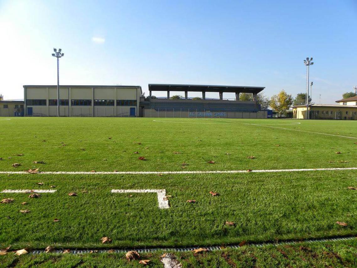 brescia-calvisano-durante-gli-scorsi-caldissimi-mesi-a-calvisano-spuntato-un-campo-di-calcio-stupendamente-verde_04