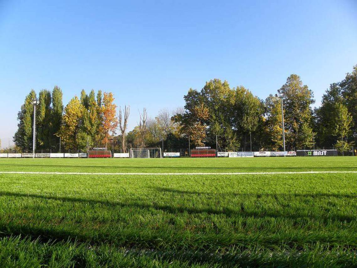 brescia-calvisano-durante-gli-scorsi-caldissimi-mesi-a-calvisano-spuntato-un-campo-di-calcio-stupendamente-verde_05