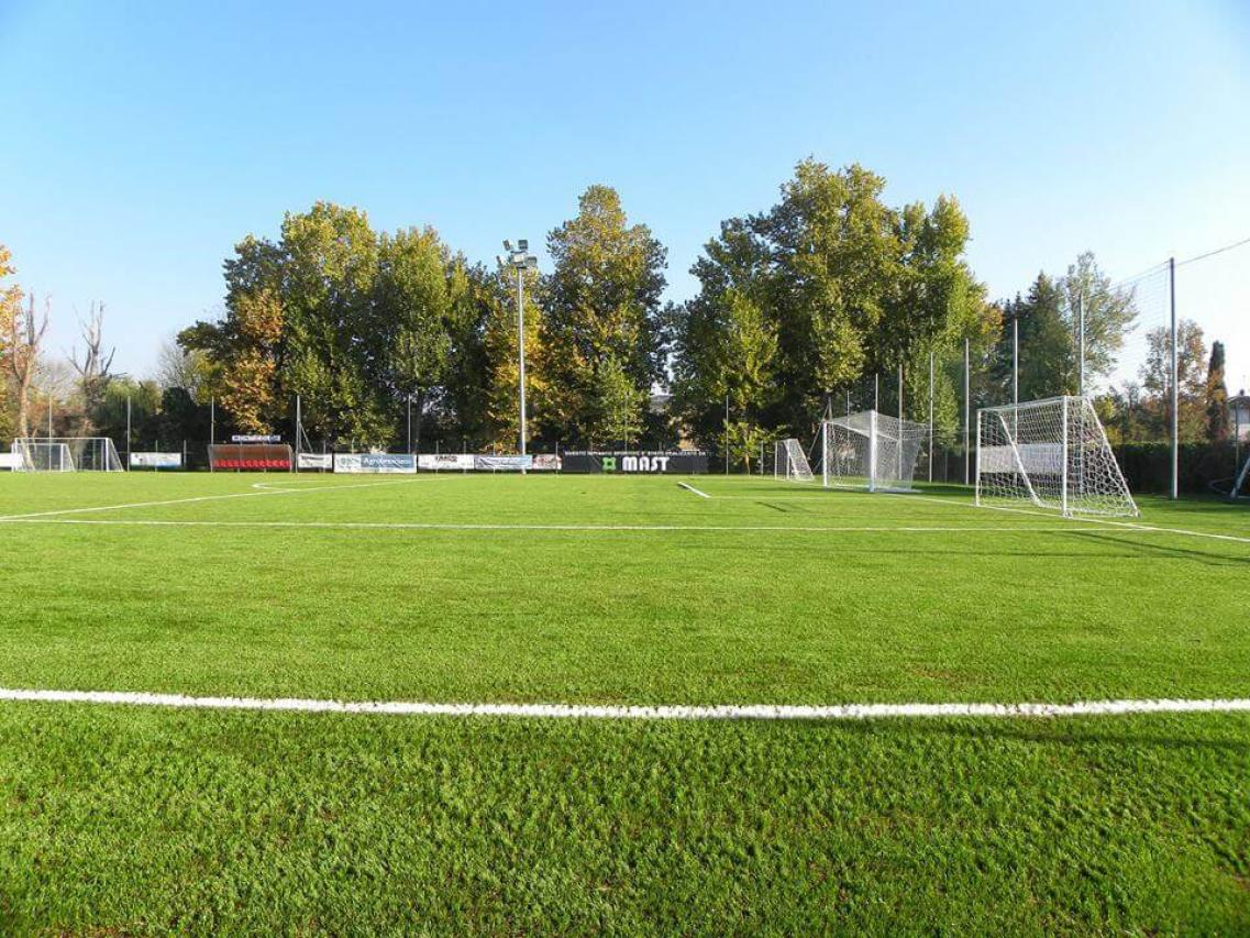 brescia-calvisano-durante-gli-scorsi-caldissimi-mesi-a-calvisano-spuntato-un-campo-di-calcio-stupendamente-verde_06