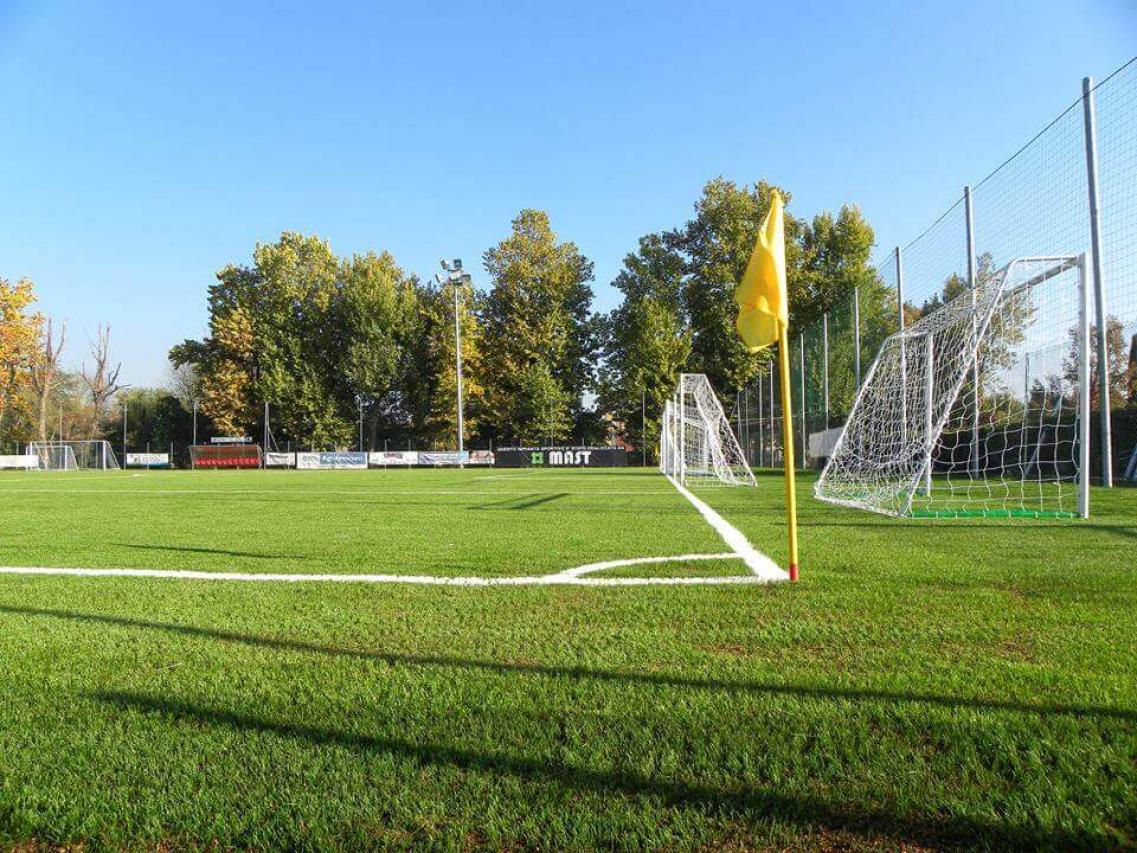 brescia-calvisano-durante-gli-scorsi-caldissimi-mesi-a-calvisano-spuntato-un-campo-di-calcio-stupendamente-verde_07