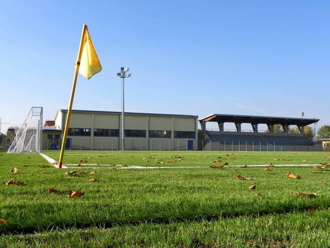 brescia-calvisano-durante-gli-scorsi-caldissimi-mesi-a-calvisano-spuntato-un-campo-di-calcio-stupendamente-verde_08