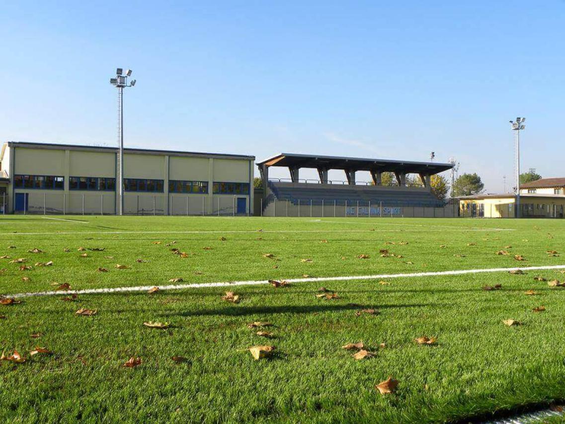 brescia-calvisano-durante-gli-scorsi-caldissimi-mesi-a-calvisano-spuntato-un-campo-di-calcio-stupendamente-verde_10