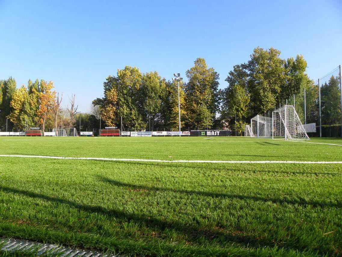 brescia-calvisano-durante-gli-scorsi-caldissimi-mesi-a-calvisano-spuntato-un-campo-di-calcio-stupendamente-verde_11