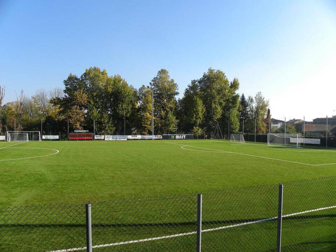 brescia-calvisano-durante-gli-scorsi-caldissimi-mesi-a-calvisano-spuntato-un-campo-di-calcio-stupendamente-verde_12