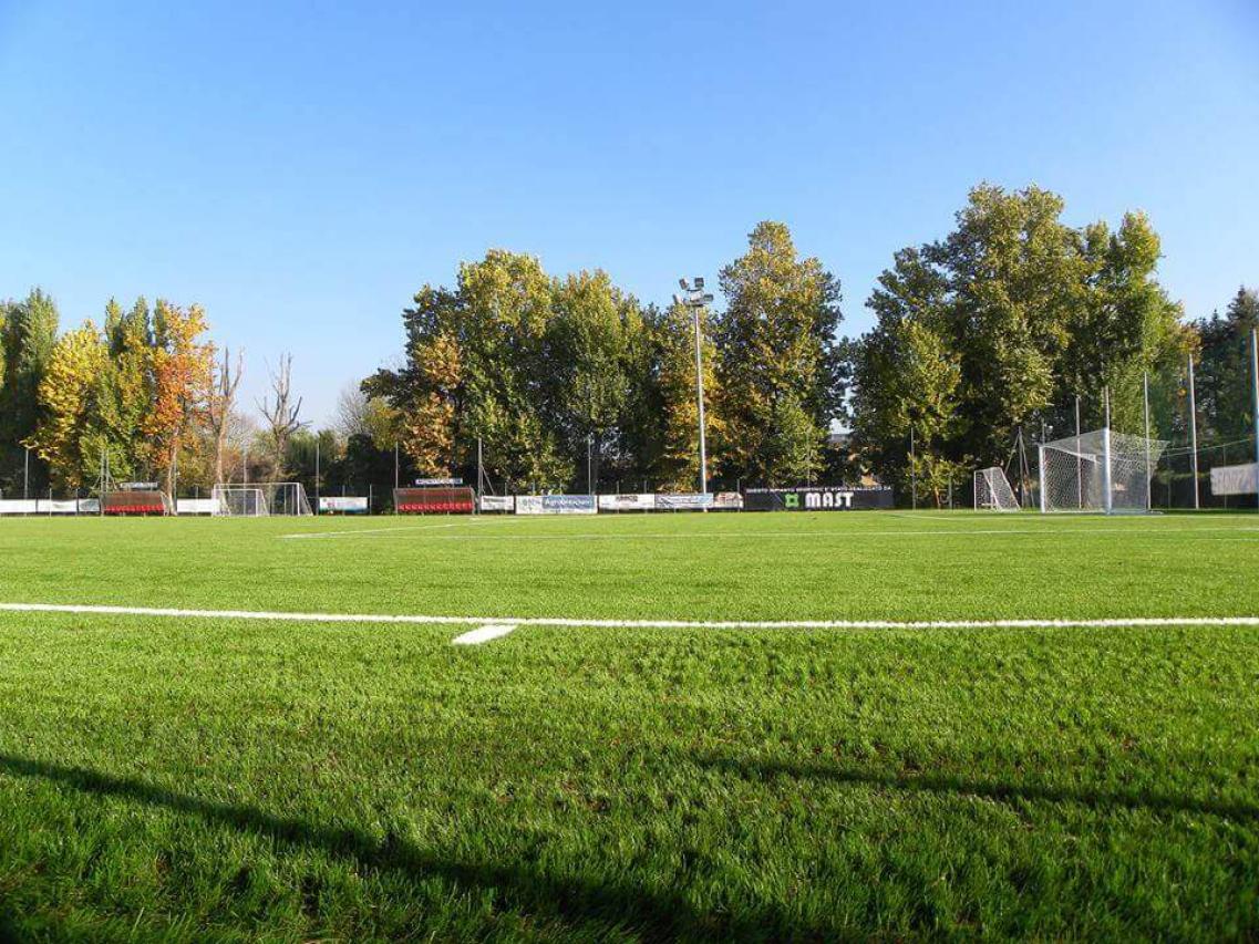 brescia-calvisano-durante-gli-scorsi-caldissimi-mesi-a-calvisano-spuntato-un-campo-di-calcio-stupendamente-verde_15