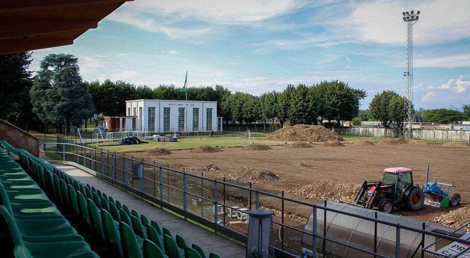 milano-football-club-parabiagoagosto-lavorativo-sul-campo-davanti-alla-storica-tribuna-del-ferrario_01