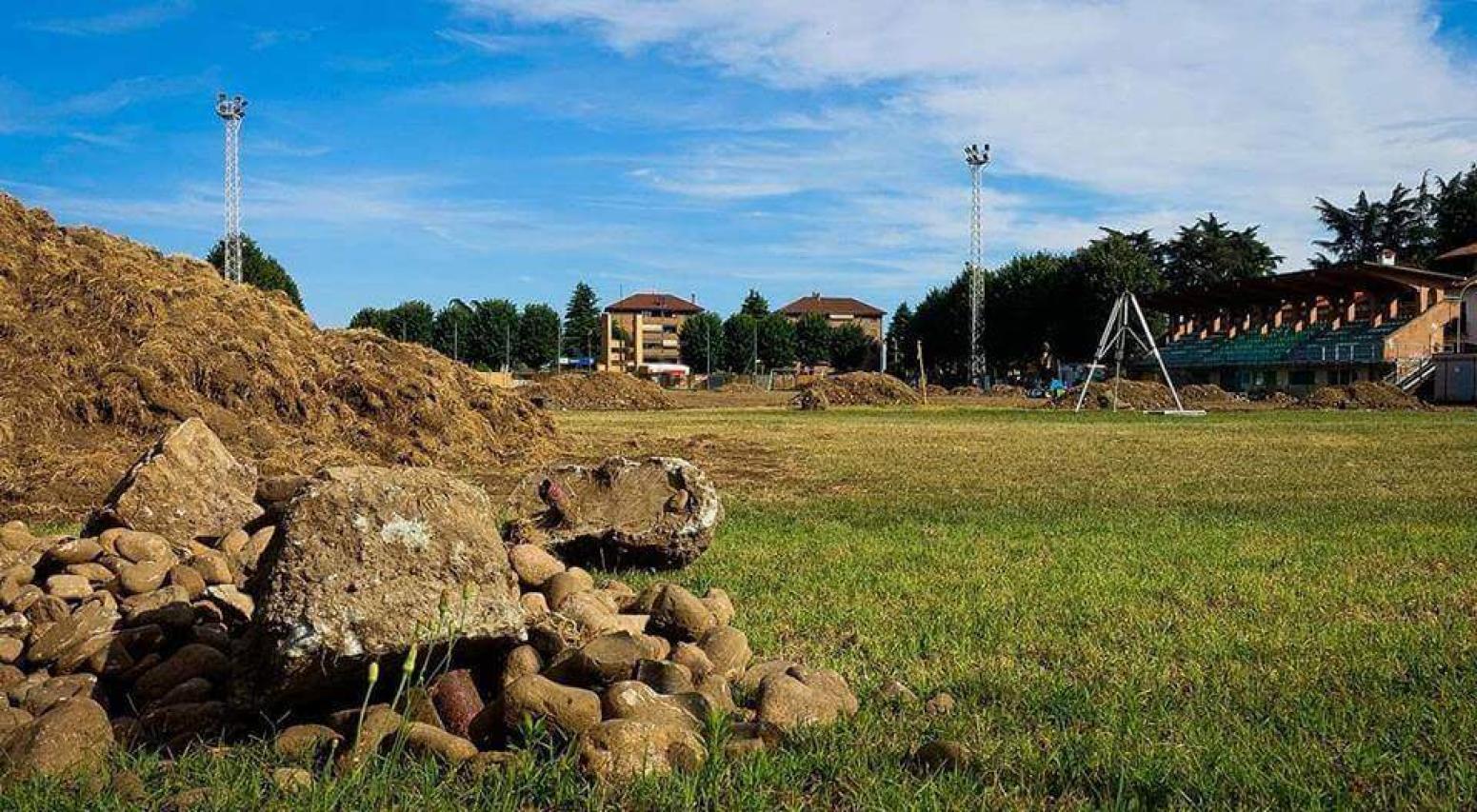 milano-football-club-parabiagoagosto-lavorativo-sul-campo-davanti-alla-storica-tribuna-del-ferrario_03