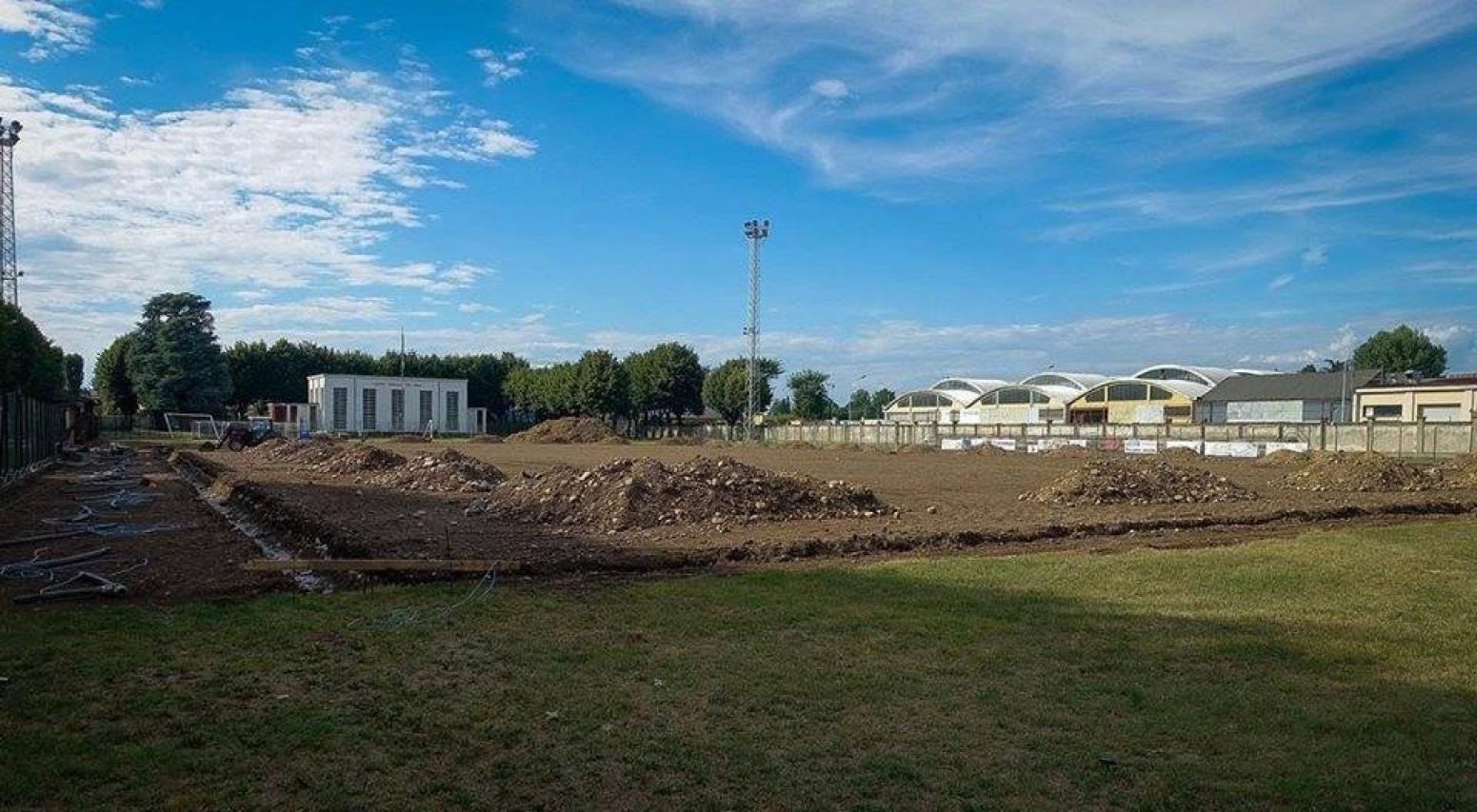 milano-football-club-parabiagoagosto-lavorativo-sul-campo-davanti-alla-storica-tribuna-del-ferrario_05