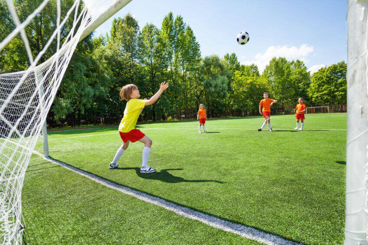 brescia-centro-oratori-dove-ce-una-chiesa-ce-quasi-sempre-un-campo-calcio-spesso-di-erba-artificiale-mast-sport