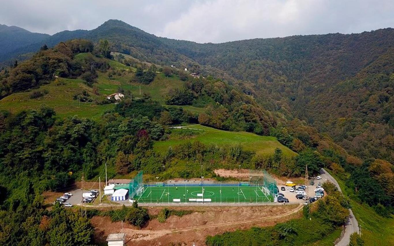 val-trompia-impianti-di-eccellenza-il-campo-di-pezzaze-rivestito-in-splendido-prato-sintetico_01