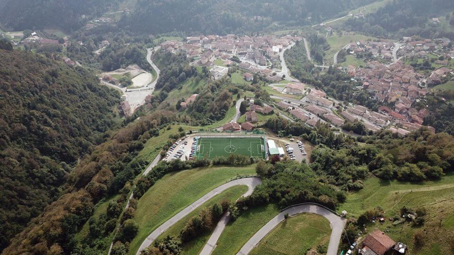 val-trompia-impianti-di-eccellenza-il-campo-di-pezzaze-rivestito-in-splendido-prato-sintetico_07