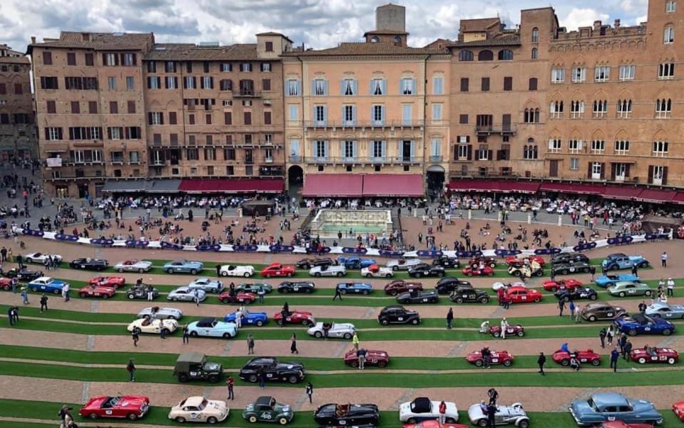 mille-miglia-2019-siena-meravigliosa-vestita-di-un-prato-sintetico