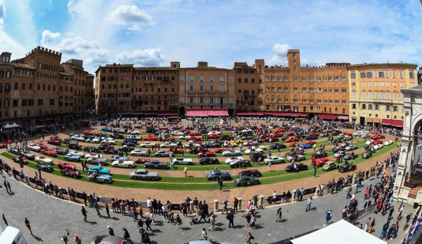 mille-miglia-2019-siena-meravigliosa-vestita-di-un-prato-sintetico_02