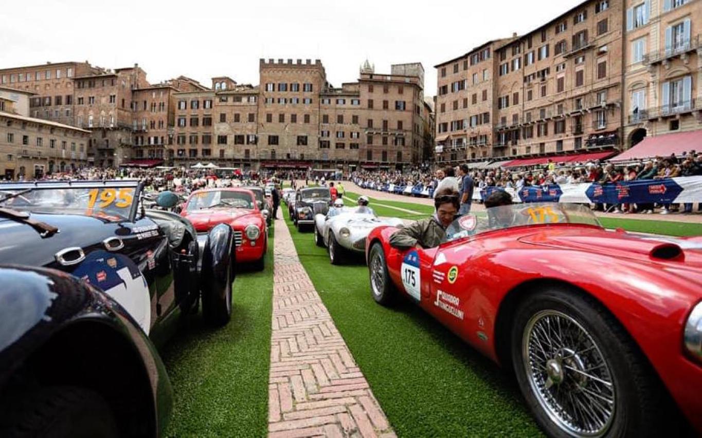 mille-miglia-2019-siena-meravigliosa-vestita-di-un-prato-sintetico_03