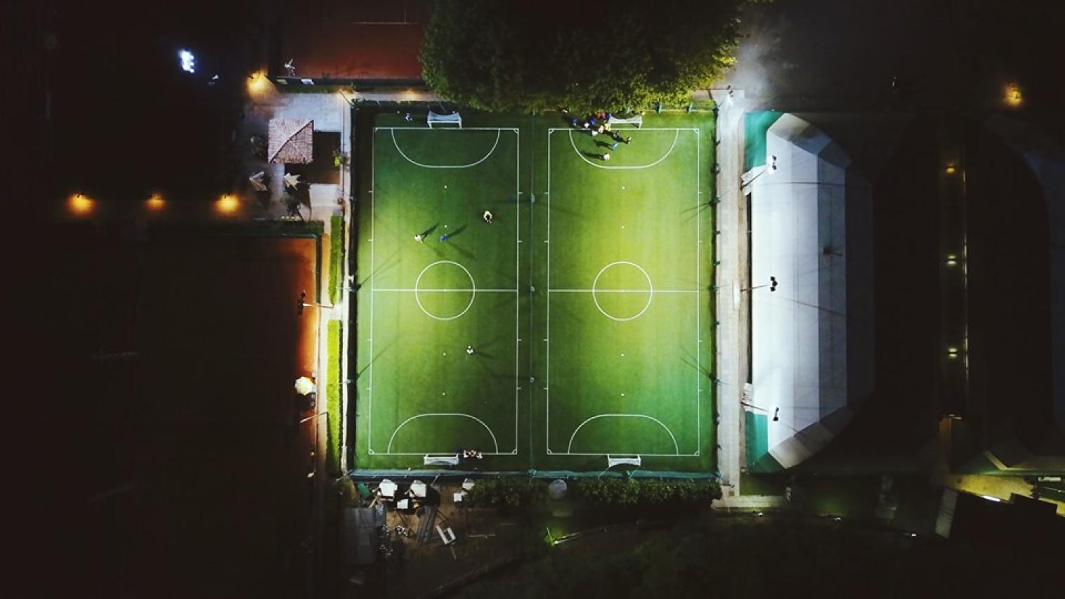 la-bellezza-del-centro-sportivo-rigamonti-vista-nelle-ore-serali-dal-cielo-un-anteprima-delle-novita-firmate-mast_02