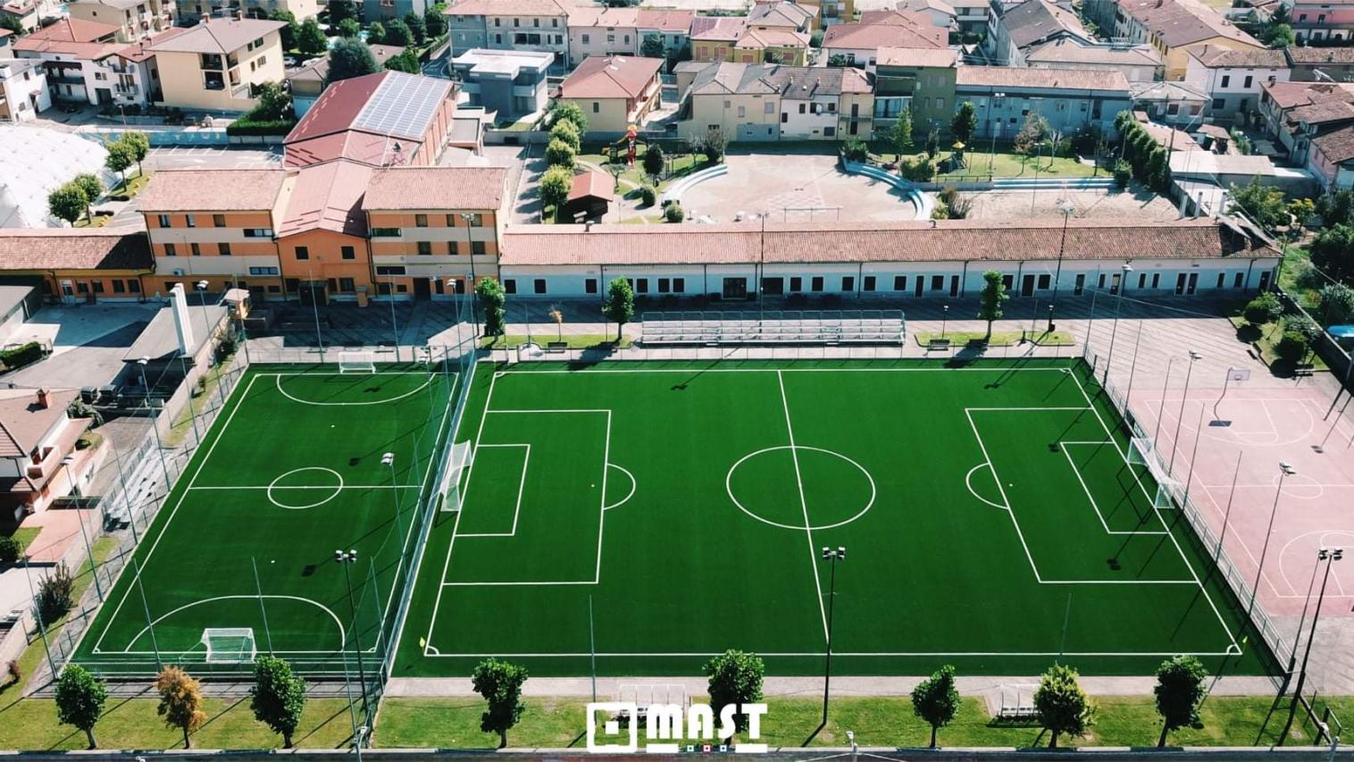 pontoglio-brescia-un-campo-a-11-suddiviso-in-due-meravigliose-superfici-minori_01